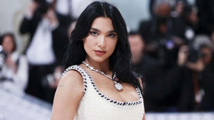 Dua Lipa fa causa alla Samsung: “Hanno usato la mia faccia per far pubblicità ai loro televisori”
