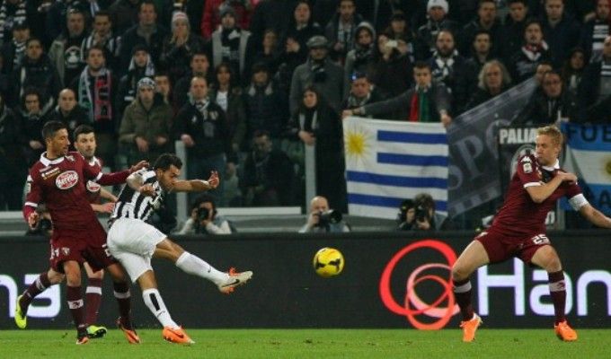 Derby al veleno, la Juve non inciampa