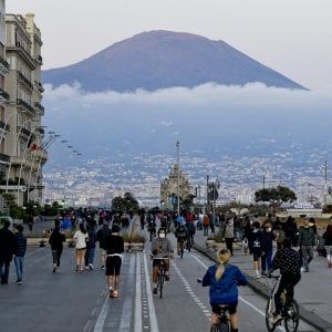 Fase 2, Napoli, troppi in strada e De Luca avverte: "No a comportamenti irresponsabili, così si rischia nuovo stop"