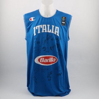 Basket, maglia azzurra all'asta per beneficenza