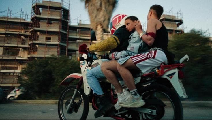'Una sterminata domenica', un triangolo amoroso nella periferia dell'adolescenza