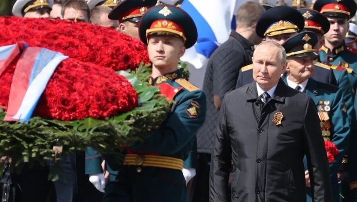 Putin alla parata di Mosca onora i caduti, ma il trionfo diventa un requiem