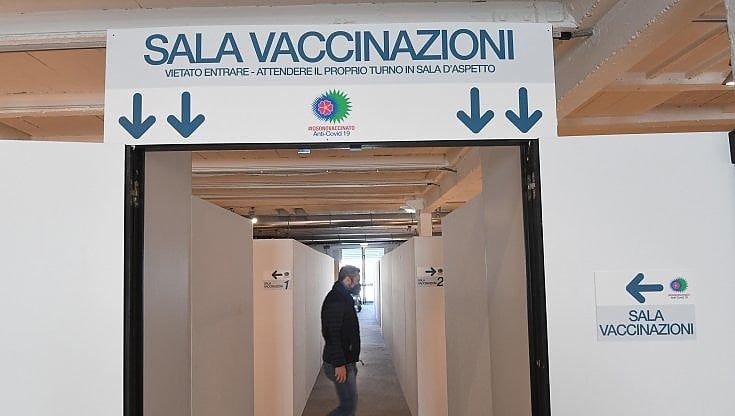 Vaccino AstraZeneca, la Germania spiega lo stop: "Sette casi di una rara trombosi dove ce ne saremmo aspettato uno"