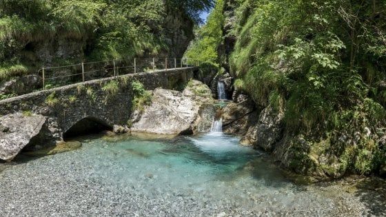Troppi turisti in Valvertova: il sindaco istituisce i posti di blocco per difendere la valle