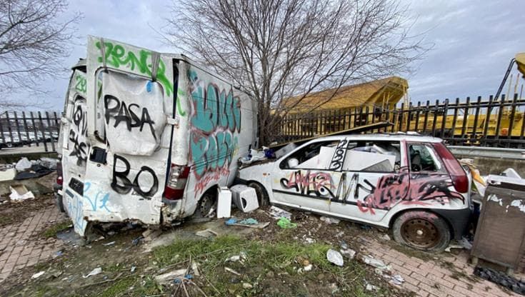Parcheggio Tanari, tra rifiuti e carcasse d’auto adesso è diventato terra di nessuno