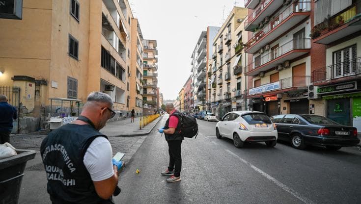 Spari tra i passanti a Napoli, il parroco di Fuorigrotta: “Qui è ancora guerra tra bande, prima o poi morirà un innocente”