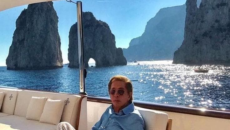 Capri ricorda Valentino: “Grande icona di stile, l’isola si fermava al suo passaggio”