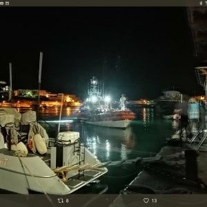 Migranti, 121 entrano in porto a Lampedusa con barchini e "nave madre". Conte chiama l'Olanda per la Sea Watch