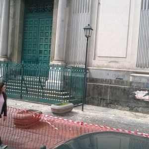 Pioggia di calcinacci dalla chiesa di San Carlo all'Arena