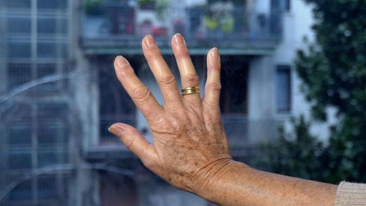 Anziana truffata su Facebook da 13 persone: il raggiro del finto padre le costa oltre 90mila euro