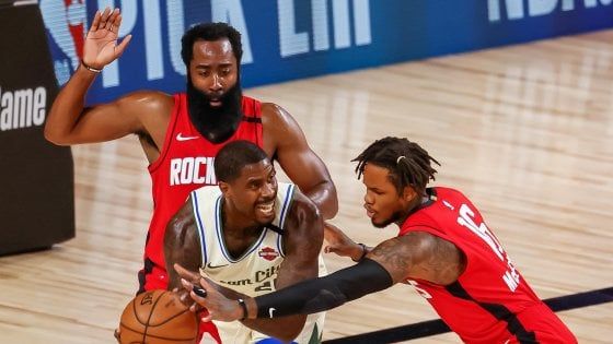 Basket Nba: Houston in rimonta su Milwaukee, Dallas ritrova i playoff