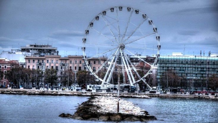 Bari, ok a una nuova ruota panoramica sul lungomare: per 6 mesi nuova attrazione alta 45 metri
