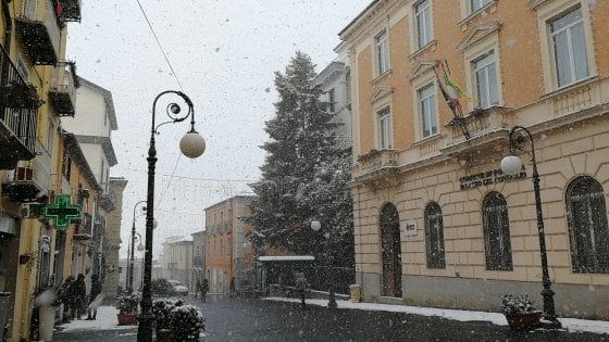 Potenza, ancora neve e gelo: scuole chiuse e sale in esaurimento