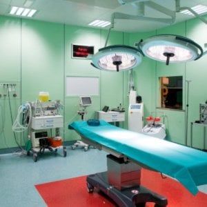 Cagliari, lettera anonima ai familiari del paziente: "Morto per guasto a un macchinario durante l'intervento"