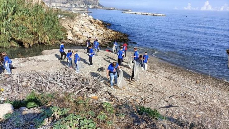 Volontari in azione alla foce del fiume Oreto, rimossi quintali di plastiche