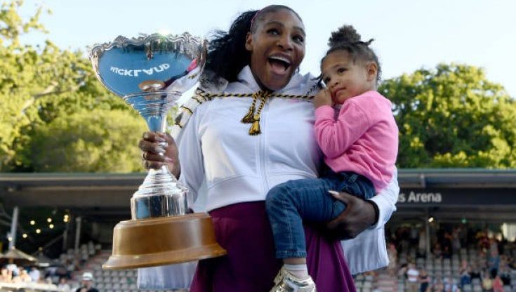 Tennis, a lezione da mamma Serena. La più piccola delle sorelle Williams insegna dritto e rovescio alla figlia