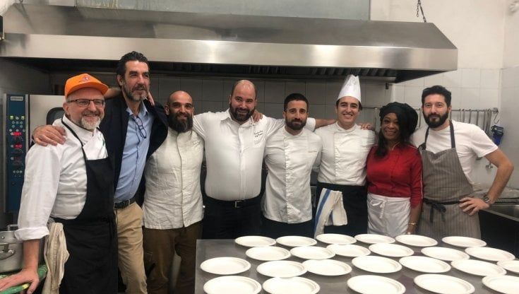 Toque in testa e mestolo alla mano, sei chef fiorentini ai fornelli per aiutare il prossimo