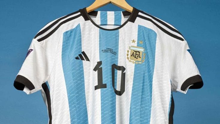 Messi, le maglie del Mondiale vinto con l’Argentina all’asta per Sotheby’s: oltre 10 milioni di dollari il valore stimato