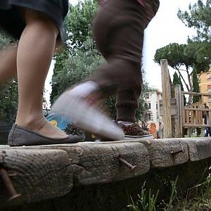 Giostre e scivoli fra i rifiuti, cos&igrave; la pulizia delle aree giochi tocca a mamma e pap&agrave;