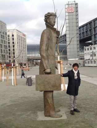 Berlino, nella piazza della stazione una scultura di Talani