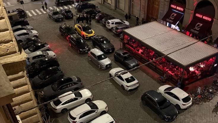 Sosta abusiva in piazza Strozzi, l’ira del Comune: “Ora controlli, fioriere e nuovi pilomat”