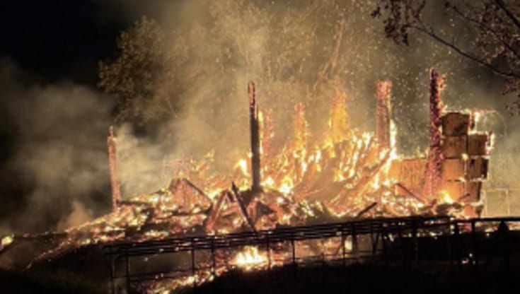 Fiamme nel parco di Longola: si segue la pista del dolo. Salvo il villaggio archeologico