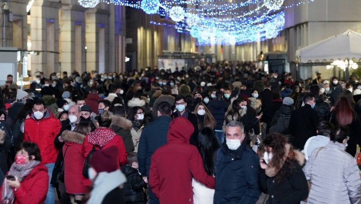 A Milano centro affollato nel primo giorno in zona gialla. Sala: "Non si dia colpa alla gente". Fontana: "Preoccupato". A Natale ipotesi zona rossa