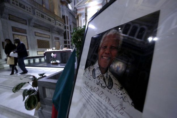 Un requiem per Mandela: l'omaggio<br />delle comunit&agrave; migranti africane