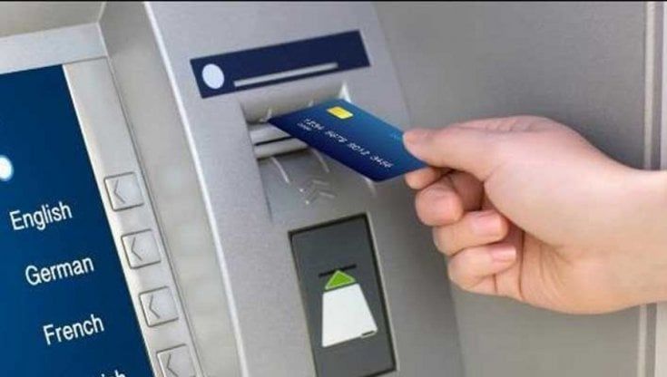 Ruba il bancomat della donna accudita dalla madre e le svuota il conto 