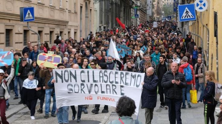 Genova, in corteo contro "la funivia del turismo mordi e fuggi"