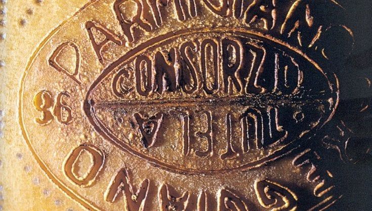 Il parmesan è un falso da due miliardi di euro che danneggia il Parmigiano Reggiano