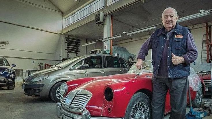 Addio a Angelo Marello, il carrozziere che aveva fatto della sua officina un salotto di Torino