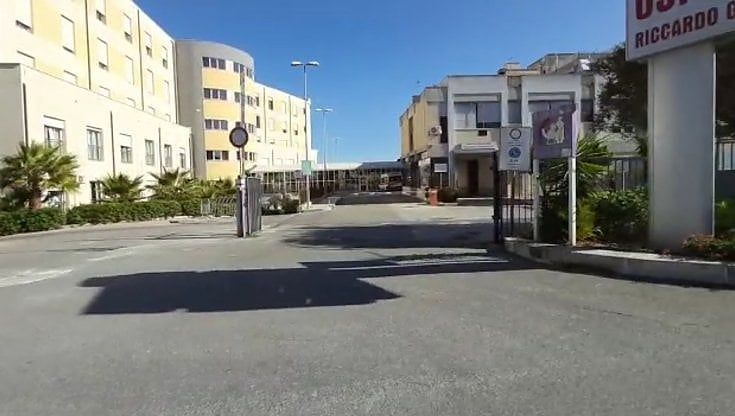 Portano una donna al pronto soccorso, poi aggrediscono gli infermieri: tre feriti
