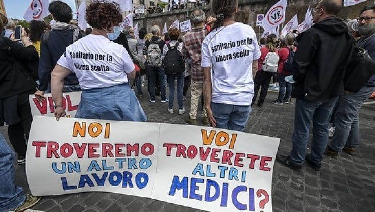 Medici No Vax, raffica di sospensioni in arrivo: il Garante della privacy "apre" gli elenchi