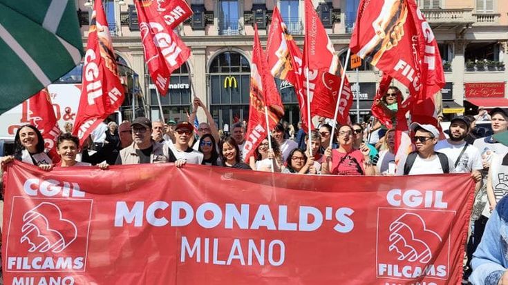 Sciopero McDonald’s, chiuso il locale in piazza Duomo. I lavoratori: “Vogliamo stipendi più alti”