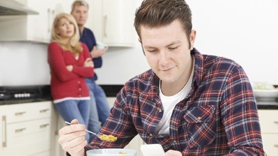 Quei trentenni di troppo a casa con mamma