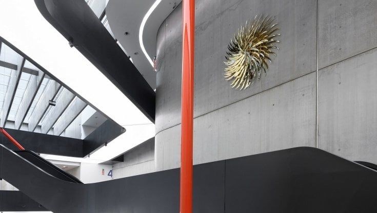 Una scultura a forma di falena vola tra Roma e Milano