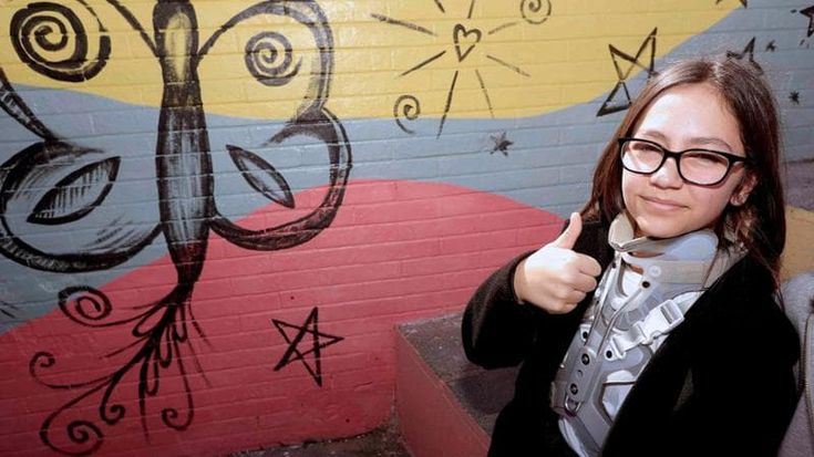 Noemi, sorrisi e speranze. “Nel mio murale un inno alla vita, basta violenza”