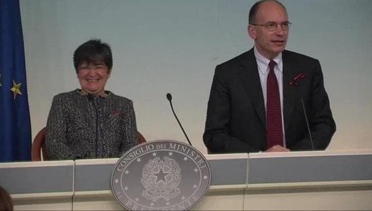 Giornata contro il femminicidio, la viceministro 'ruba' il posto a Letta: "Oggi è giusto così"