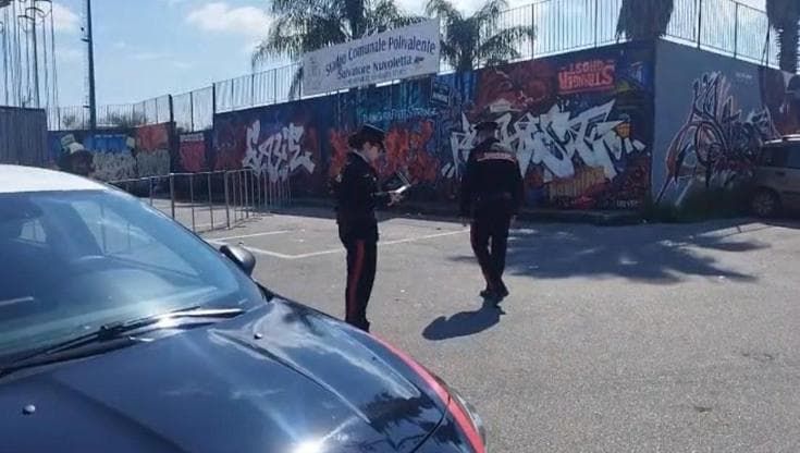 Napoli, sedicenne accoltella due coetanei su “ordine” di un amico dal carcere