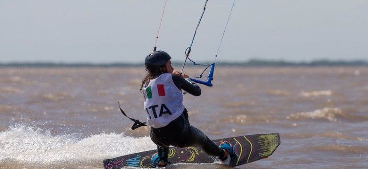Olimpiadi giovanili: azzurri a secco nell’atletica. Vela d’oro, Sofia Tomasoni campionessa olimpica di kiteboard