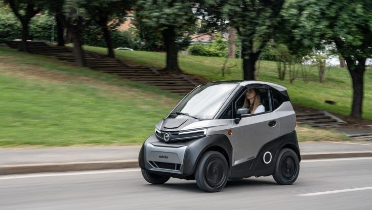Silence S04, la nanocar dal design avveniristico e la batteria estraibile a forma di trolley