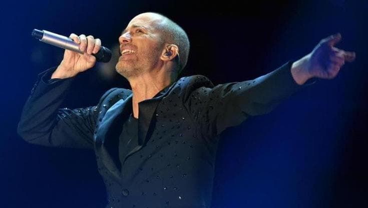 Raf ospita The Kolors, nella serata dei duetti si viaggia verso gli anni ottanta con “The Riddle”