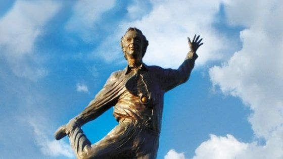 Castiglion Fiorentino, Benigni chiama lo scultore: "Come sta la mia statua?"