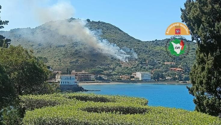 Incendio a Monte Argentario, il vento alimenta le fiamme