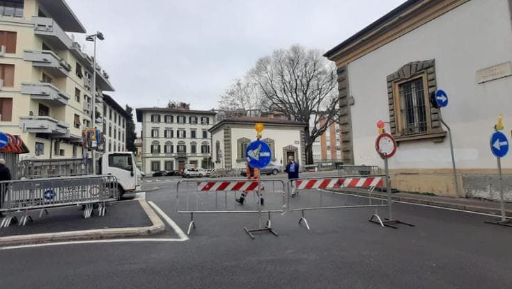 Lavori sul Ponte al Pino, è arrivata la passerella: stop alle auto in direzione via Pacinotti