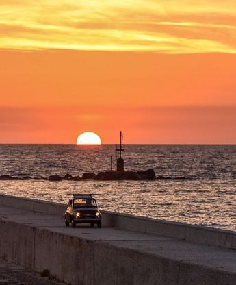 Ischia, la Cinquecento e il tramonto sul mare