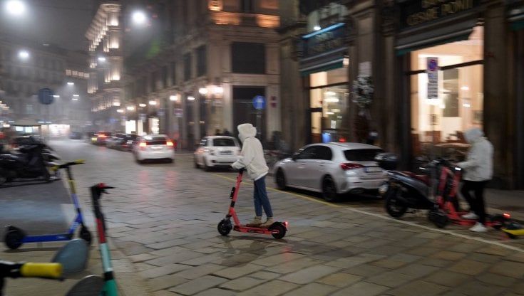 Monopattini troppo veloci e nessun controllo sulla sosta selvaggia, sospesa la licenza a tre società di noleggio