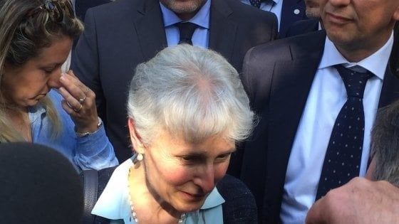Palermo, prof sospesa torna a scuola: "Felice di rientrare". Quindici rose dai suoi studenti
