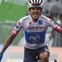 Giro d'Italia, impresa Carapaz: è la prima dell'Ecuador. Yates resta in rosa, Froome cade ma si salva